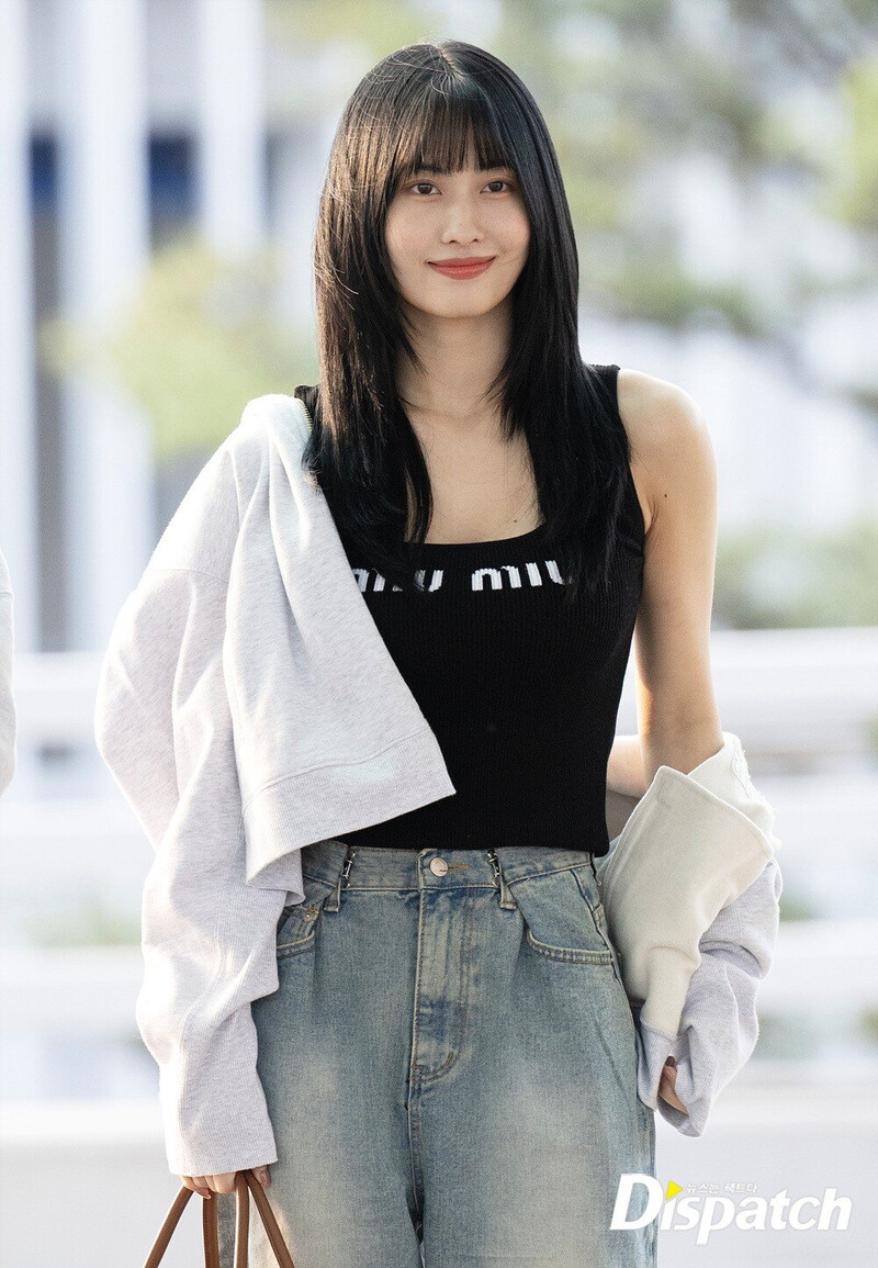 230608 TWICE Momo at Incheon International Airport documents 4