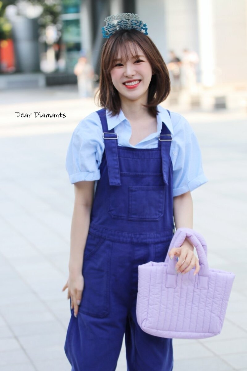 220817 Red Velvet Wendy on her arrival at Youngstreet documents 23