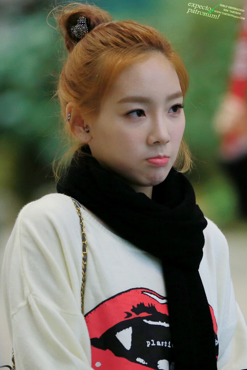 130302 Girls' Generation Taeyeon at Gimpo Airport documents 3