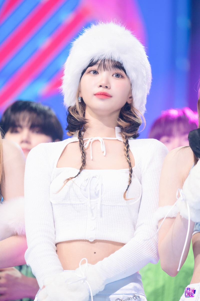 221113 LE SSERAFIM Chaewon - 'ANTIFRAGILE' at Inkigayo documents 9