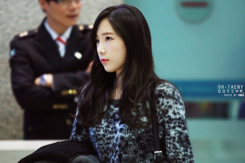 150105 Girls' Generation Taeyeon at Incheon Airport documents 4