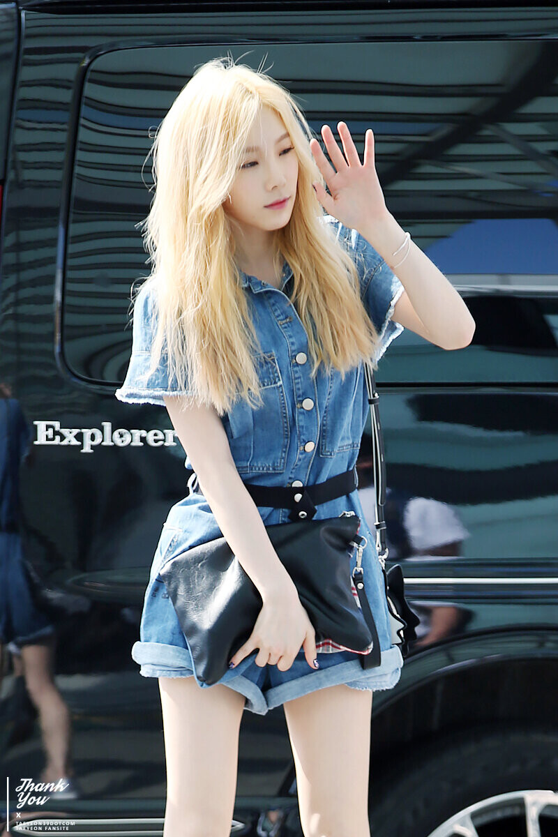 150610 Girls' Generation Taeyeon at Incheon Airport documents 27