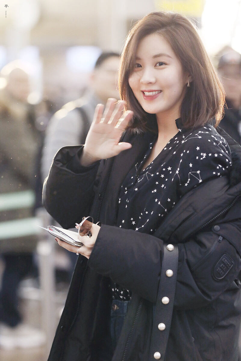 171204 Girls' Generation Seohyun at Incheon Airport documents 4