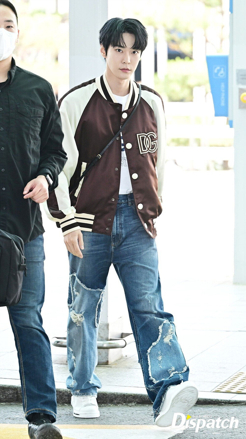 230614 NCT Doyoung at Incheon International Airport documents 7