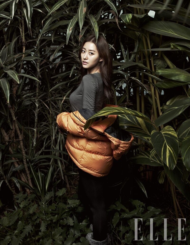 Jeon Hye-bin Elle Korea Magazine December 2012 Photoshoot documents 3