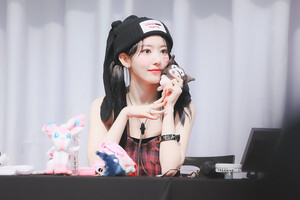 230521 Sakura - Applewood Fansign