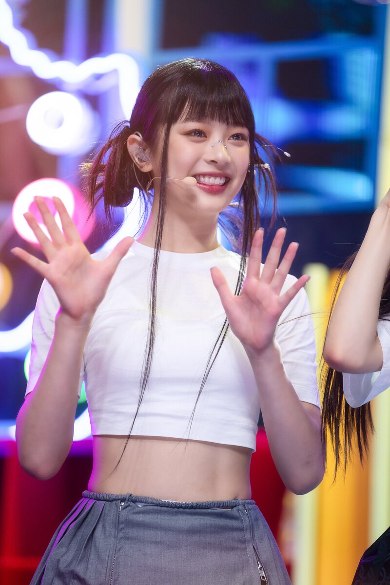 220807 NewJeans Hanni 'Cookie' at Inkigayo documents 3