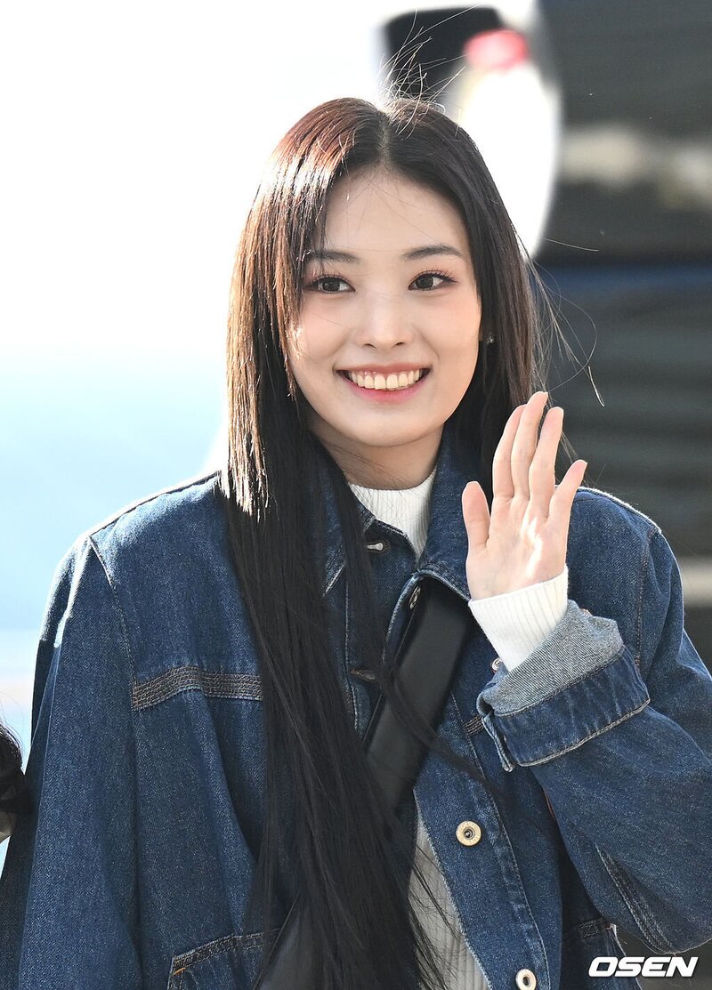 221127 NMIXX Jinni at Incheon airport departure to Japan for 2022 MAMA AWARDS documents 1