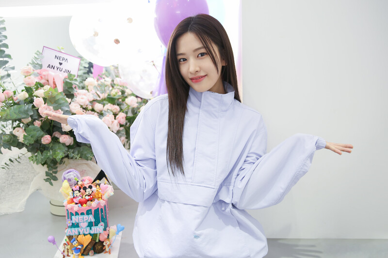 230310 Starship Naver - IVE Yujin - 'NEPA' Ad Shoot Behind documents 7