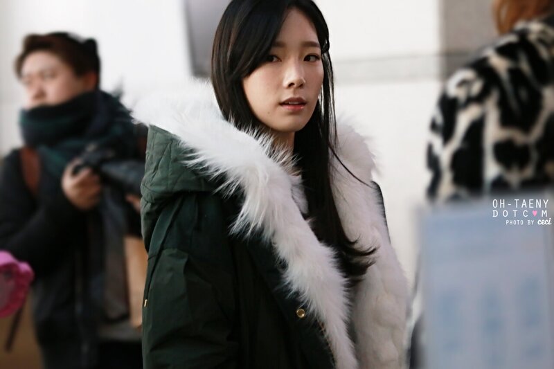 150103 Girls' Generation Taeyeon at Incheon Airport documents 5
