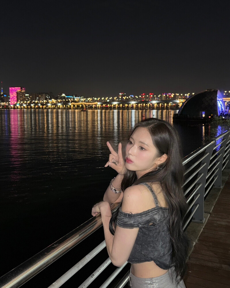 241027 fromis_9 Jiwon Instagram Update documents 2