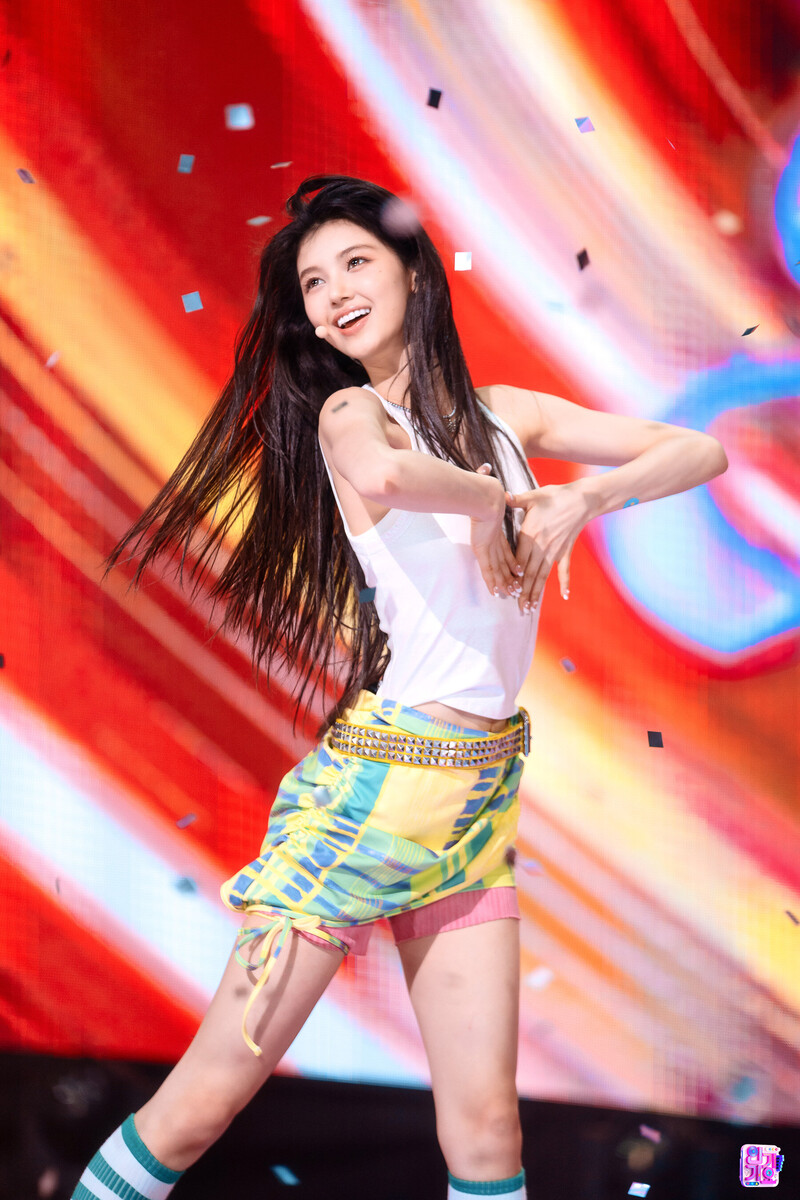 220814 NewJeans Danielle - 'Attention' at Inkigayo documents 6