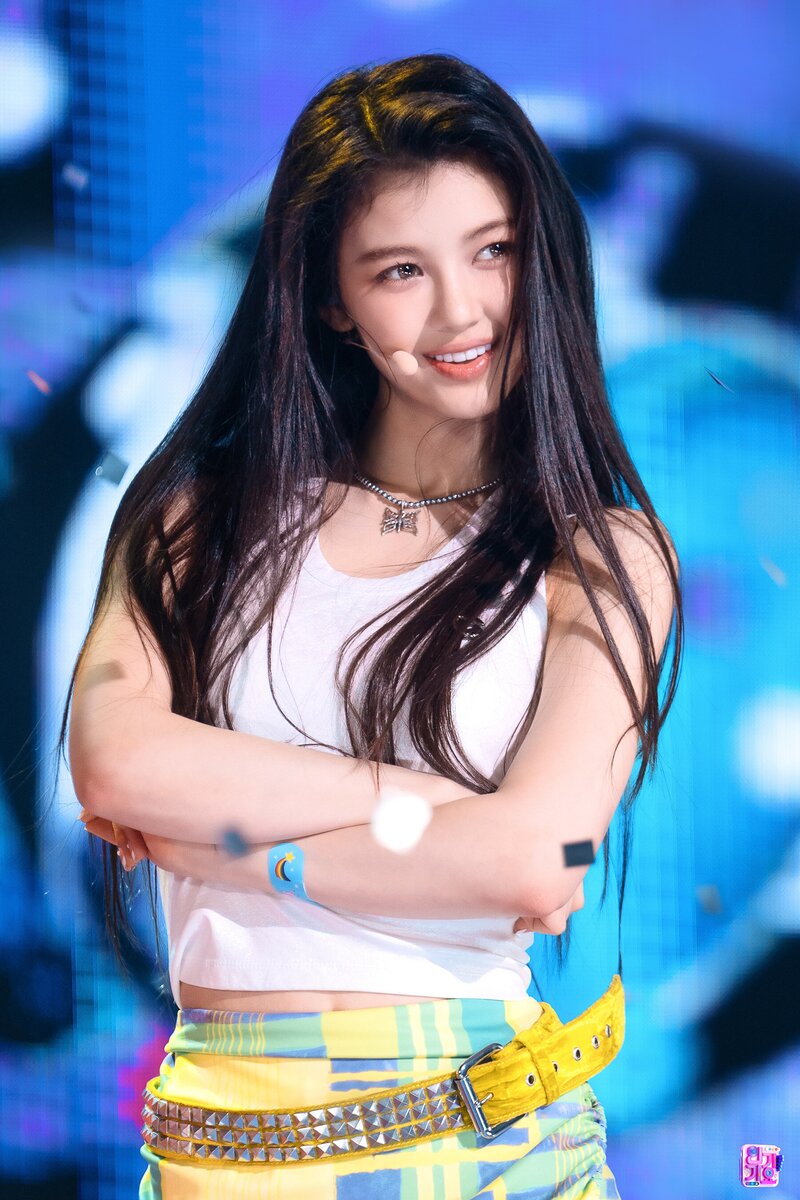 220814 NewJeans Danielle - 'Attention' at Inkigayo documents 9