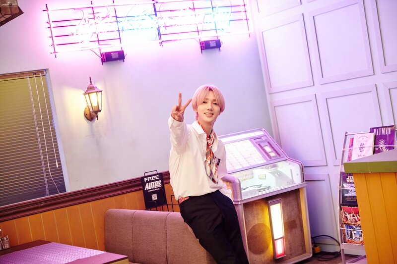 190618 SMTOWN Naver Update - Yesung's "Pink Magic" M/V Behind documents 28