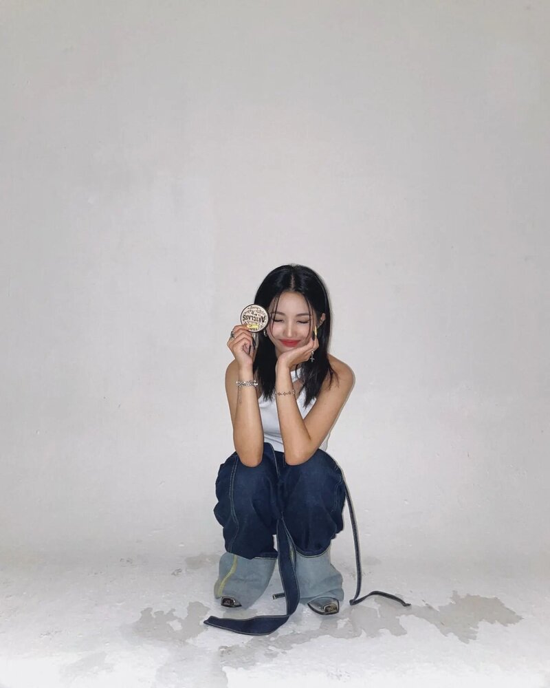 220826 (G)I-DLE Soyeon Instagram Update documents 8