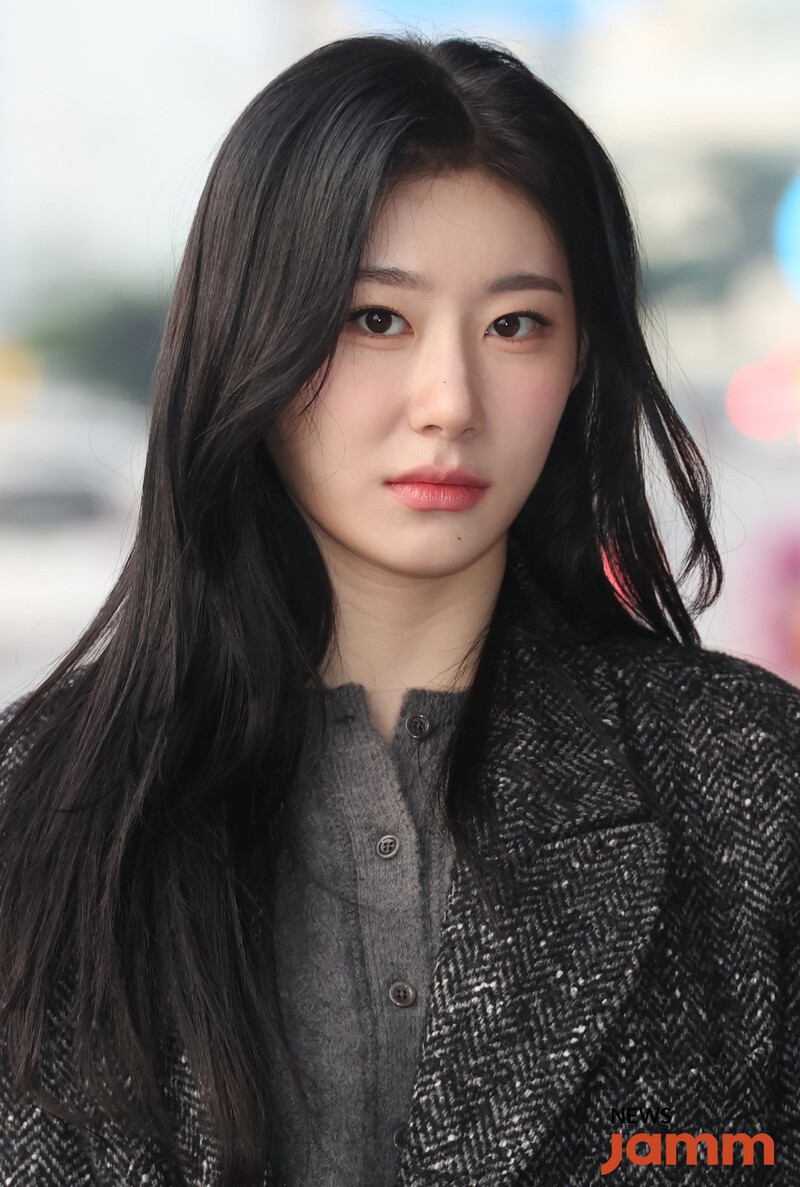 231013 ITZY Chaeryeong at Gimpo International Airport documents 2