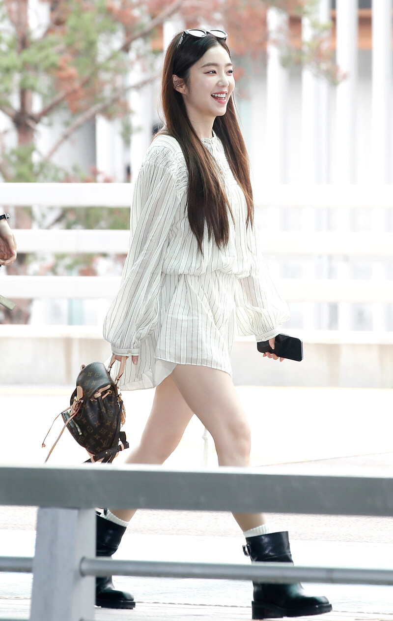 240712 Red Velvet Irene at Incheon International Airport documents 4