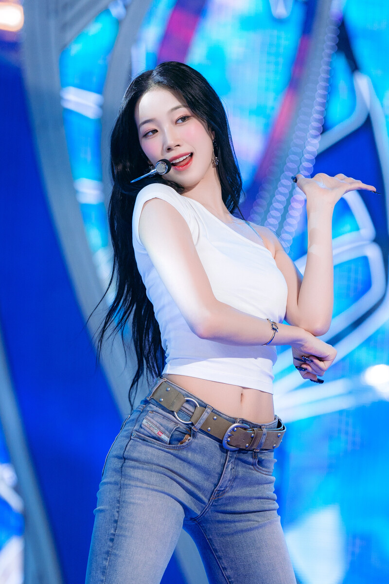 240901 LE SSERAFIM Kazuha - 'Crazy' + '1-800-hot-n-fun' at Inkigayo documents 5