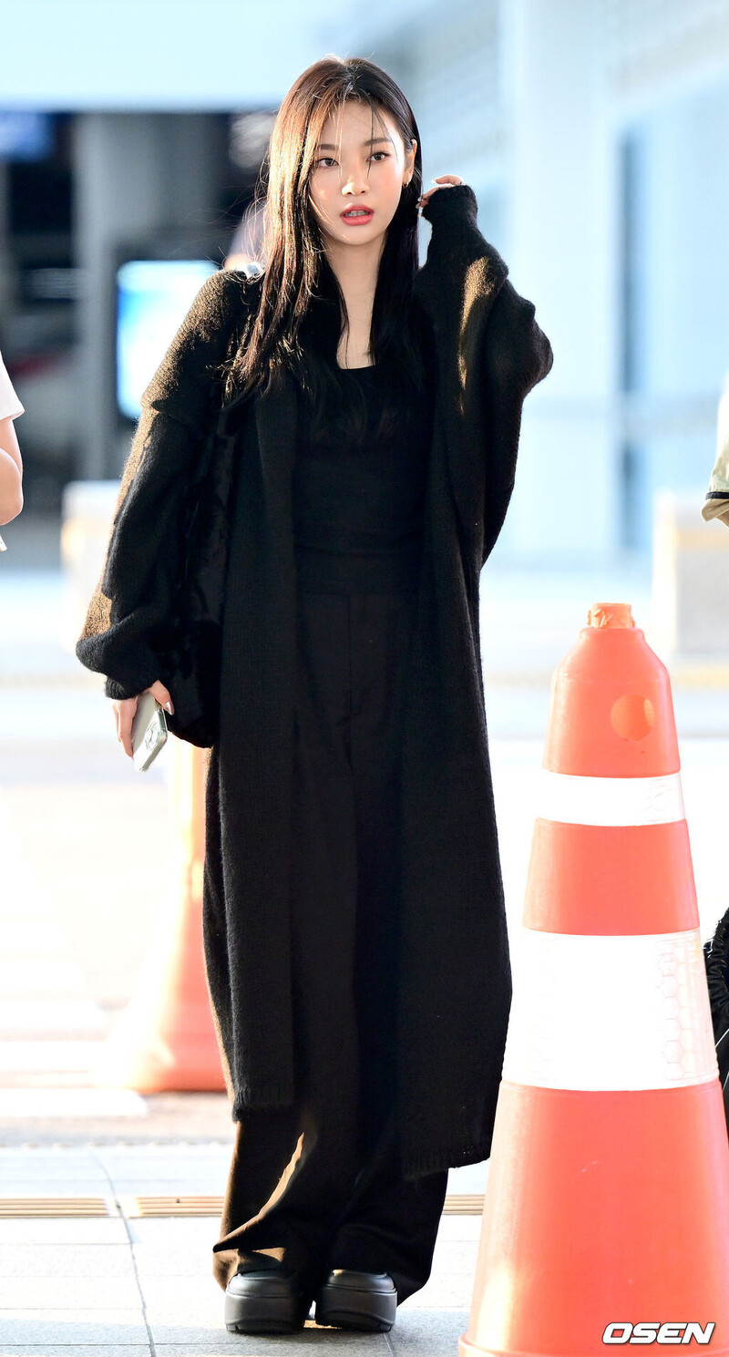 240927 aespa Ningning - at Incheon International Airport documents 3