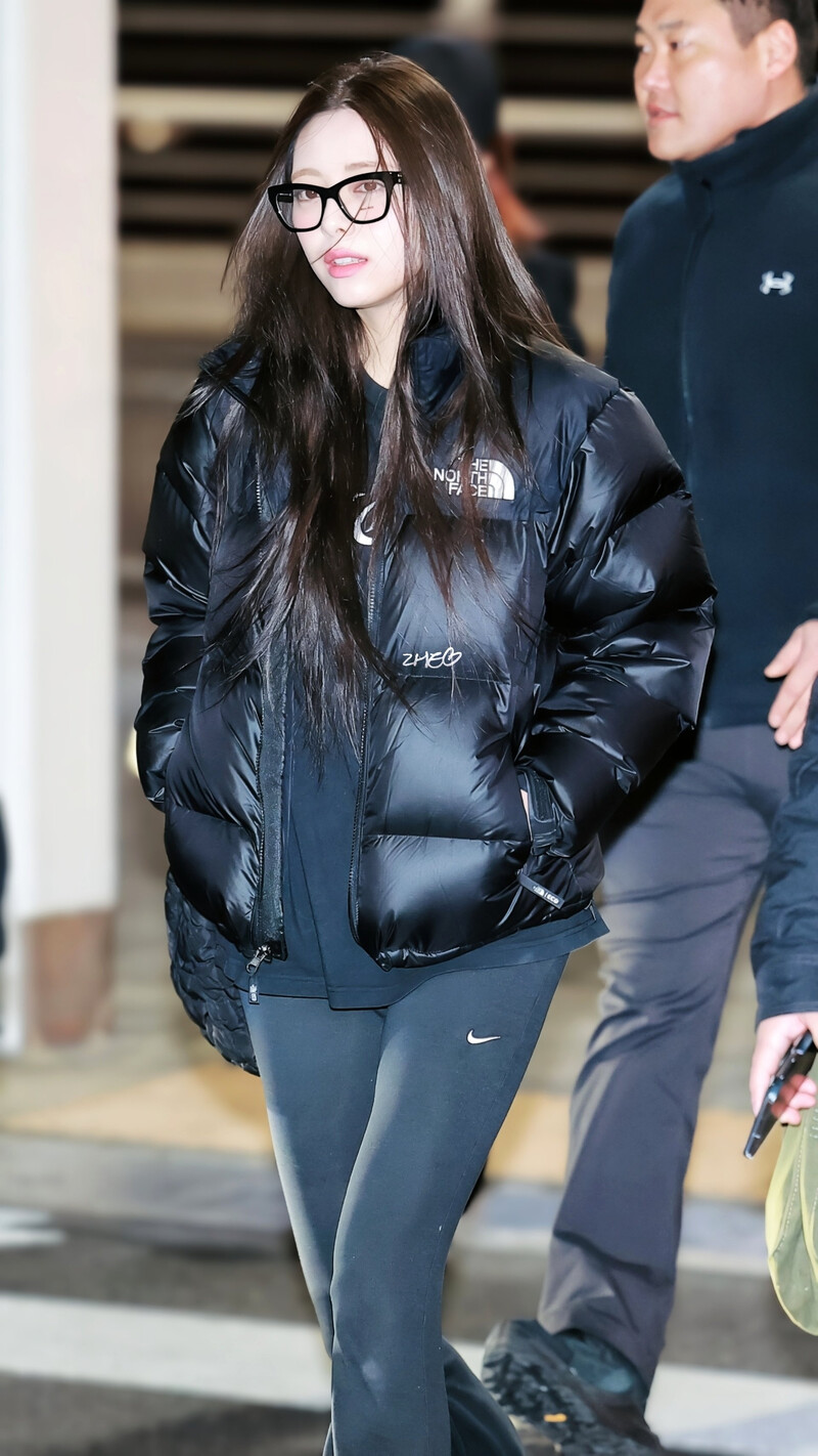 241231 Itzy Yuna at Incheon Airport documents 1