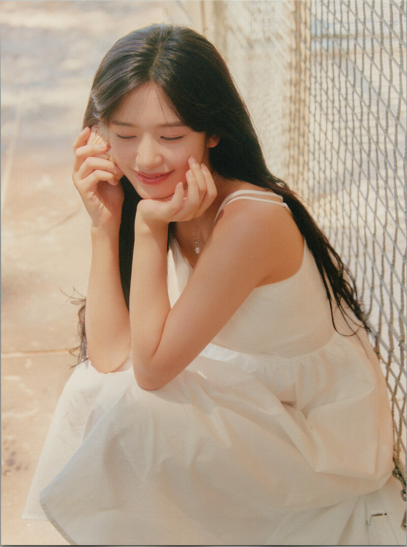 IVE - 1st Photobook 'A Dreamy Day' [SCANS] documents 10