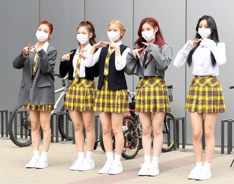 210422 ITZY on their way to film Knowing Brothers documents 2