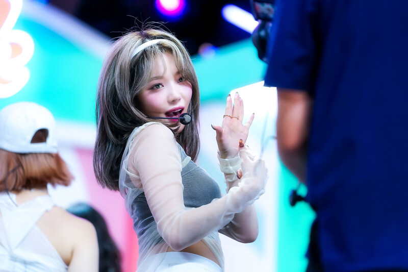 210905 fromis_9 - 'Talk & Talk' at Inkigayo documents 2