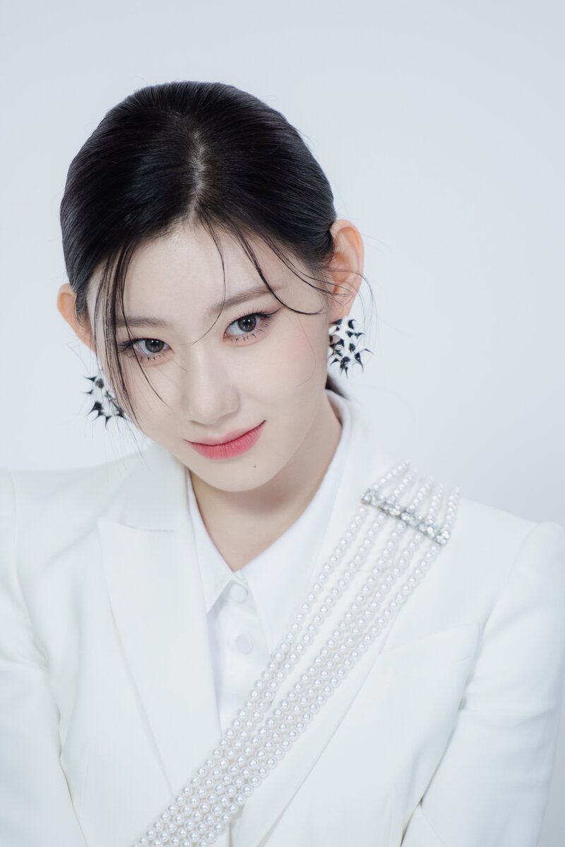 ITZY Chaeryeong - 'CHECKMATE' Jacket Behind documents 3