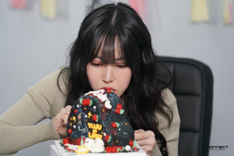 220511 Konnect Entertainment - Yuju at 100th Day Celebration Behind the Scenes documents 12