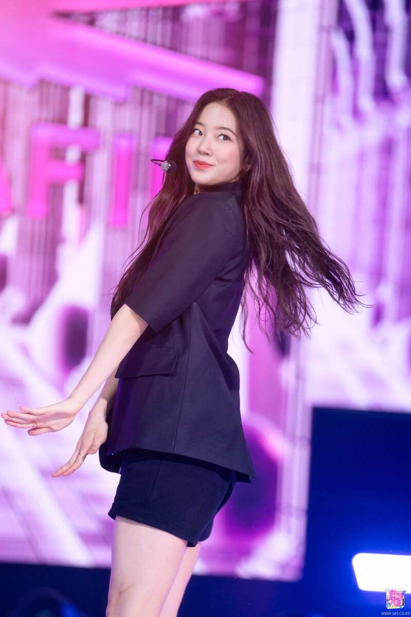 220529 LE SSERAFIM Kazuha - 'FEARLESS' at Inkigayo documents 2