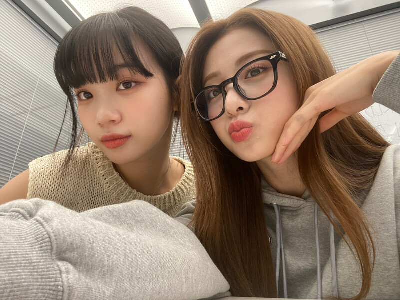 220918 LE SSERAFIM Twitter Update - Chaewon & Yunjin documents 1