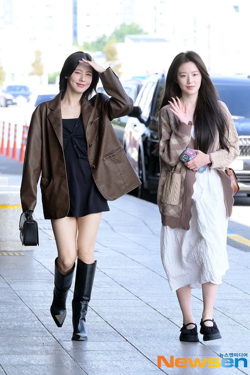 231003 (G)I-DLE Shuhua and Miyeon at Gimpo International Airport documents 2