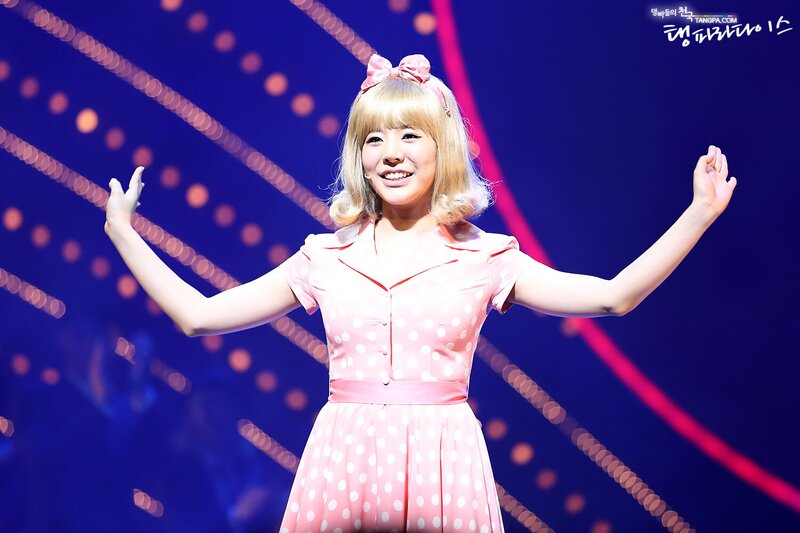 121219 Girls' Generation Sunny at 'Catch Me If You Can' Musical documents 2