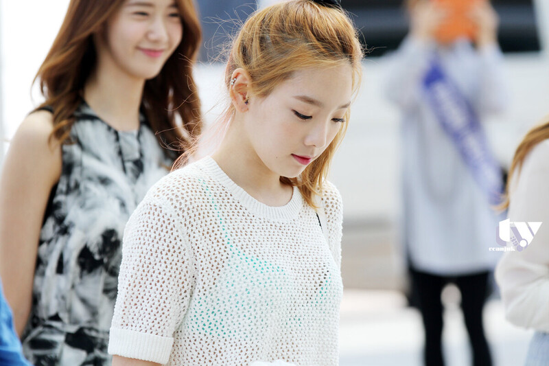 130621 Girls' Generation Taeyeon at Incheon Airport documents 1