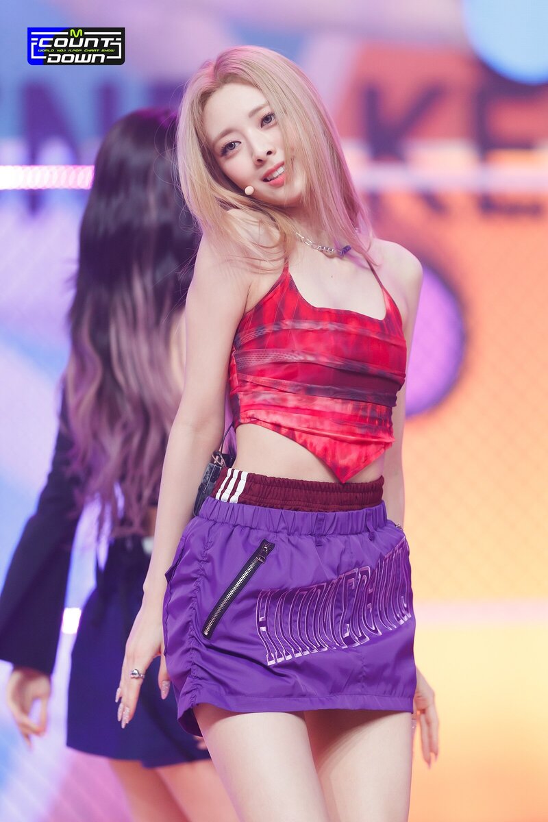 220721 ITZY Yuna - 'SNEAKERS' at M Countdown documents 13