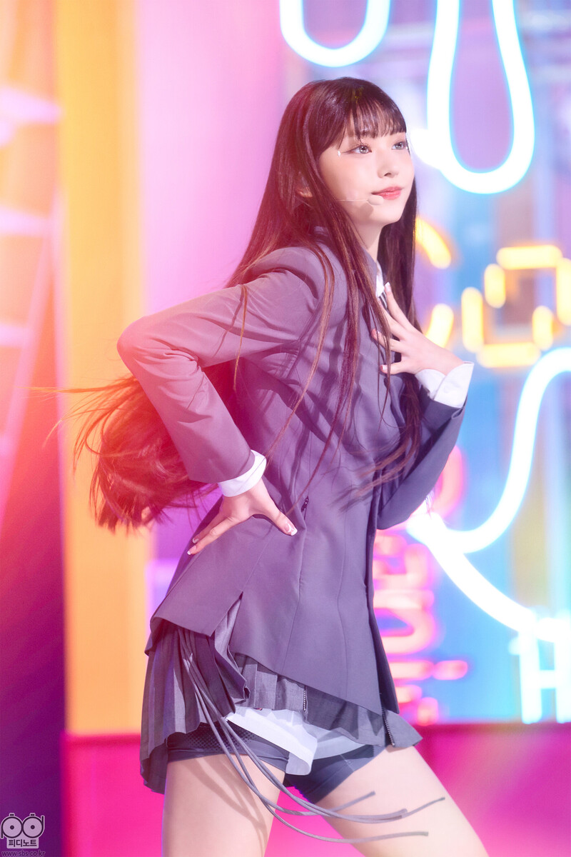 220807 NewJeans Haerin 'Cookie' at Inkigayo documents 3