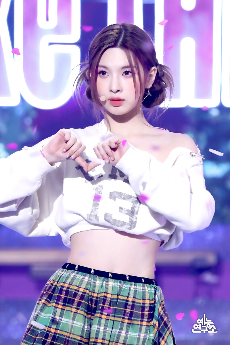 230325 NMIXX - 'Love Me Like This' at Music Core documents 9