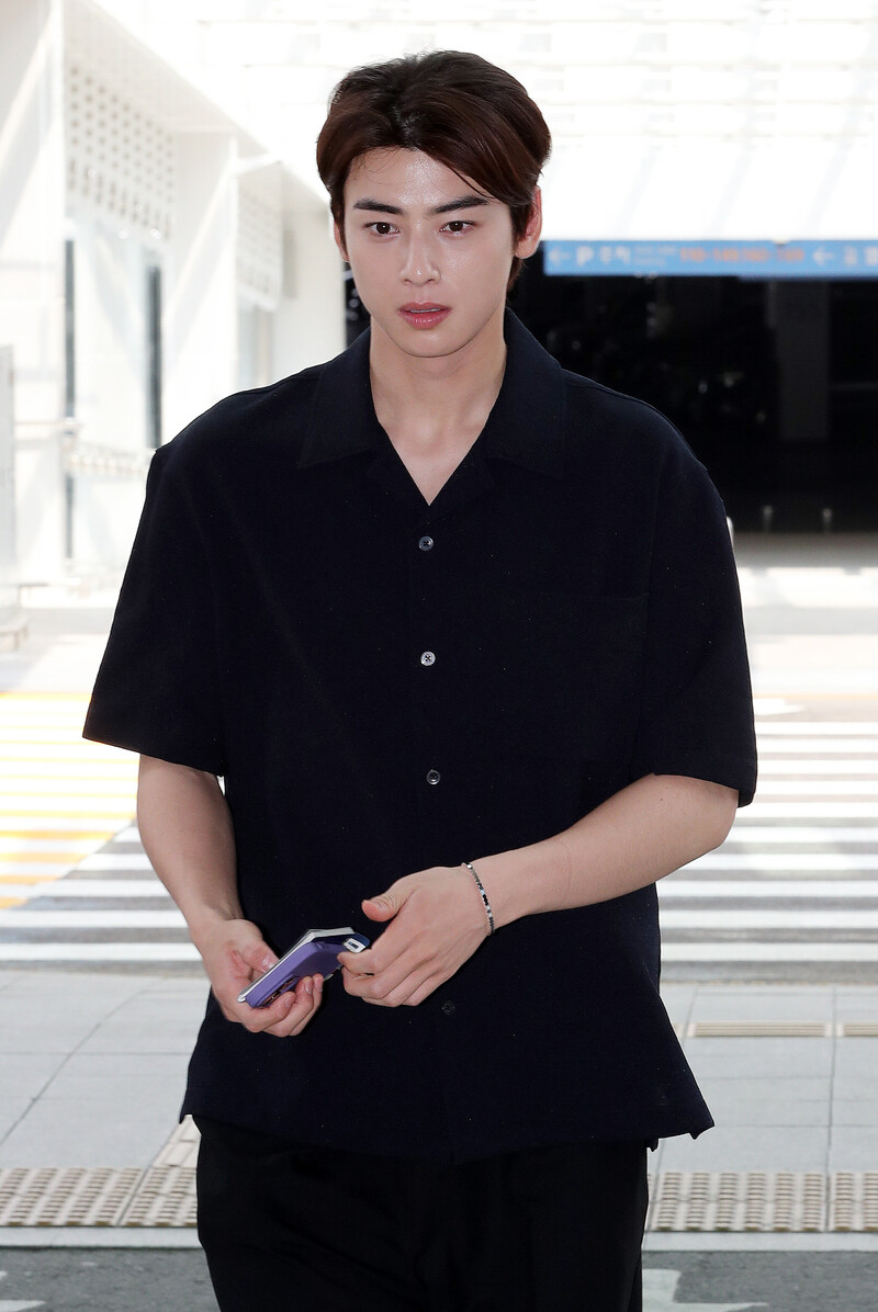 230606 Cha Eunwoo at Incheon International Airport Departure for Paris, France documents 3