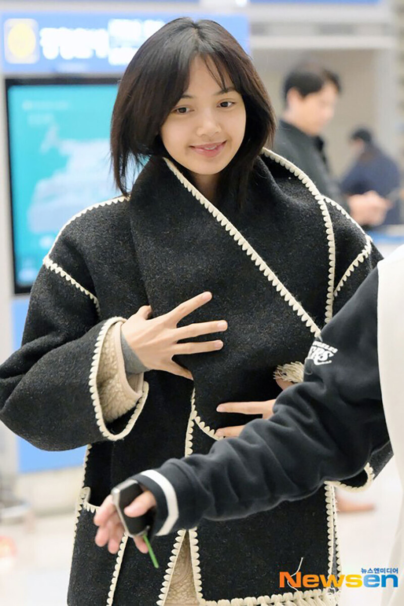 2401009 LISA at the Incheon International Airport documents 1