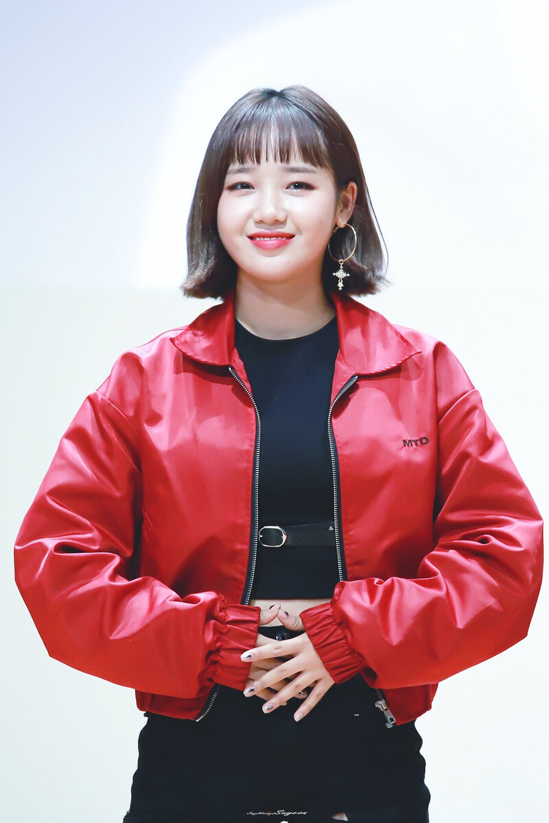 181021 Weki Meki Yoojung at 'KISS, KICKS' Fansign documents 2