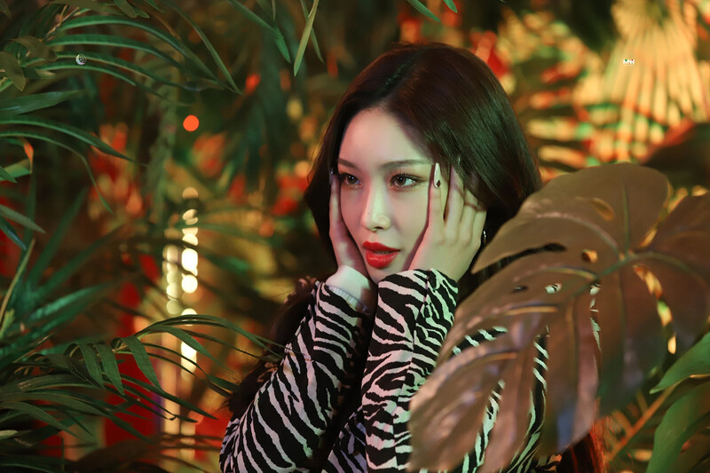 210426 Chungha Cafe Update - 'Demente' Music Video Shoot documents 6