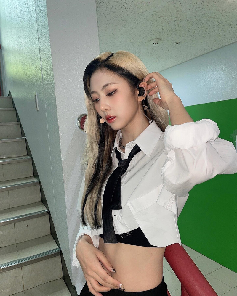 220526 Dreamcatcher Yoohyeon Instagram Update documents 2