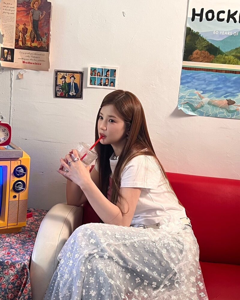 240627 CHORONG Instagram update - behind scenes of upcoming song FALLIN' documents 11