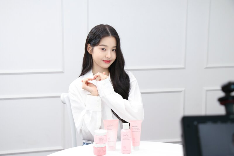 210804 Starship Naver Post - Wonyoung's innisfree CF Behind documents 11