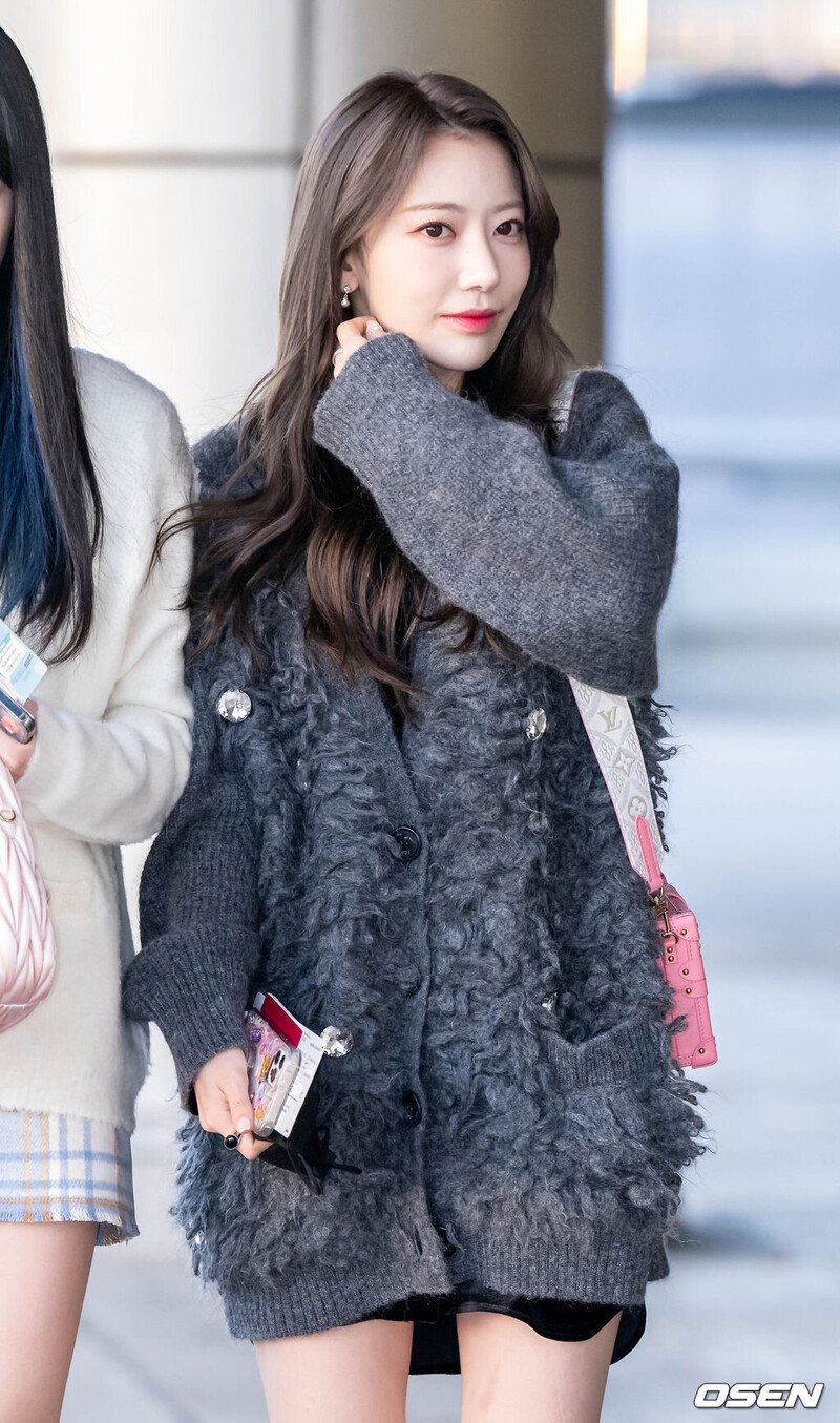 221127 LE SSERAFIM Sakura - GMP Airport Departure | kpopping