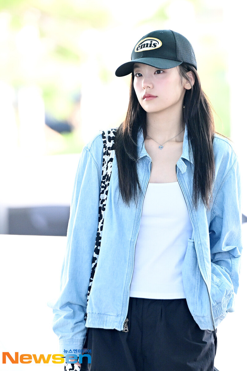 240809 ITZY Yeji at Incheon International Airport documents 1