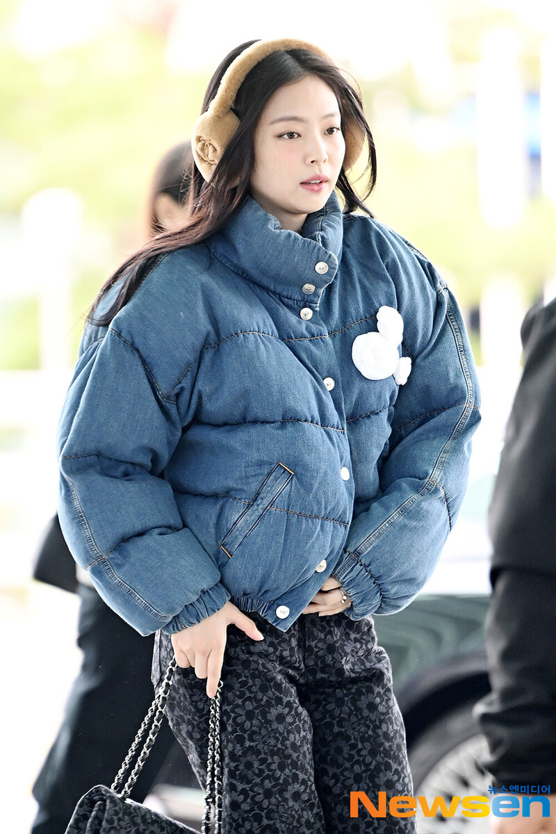 241110 JENNIE at Incheon Airport documents 2