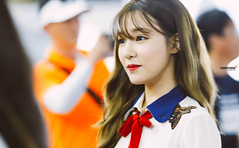 160415 Girls' Generation Tiffany at Incheon Airport documents 1