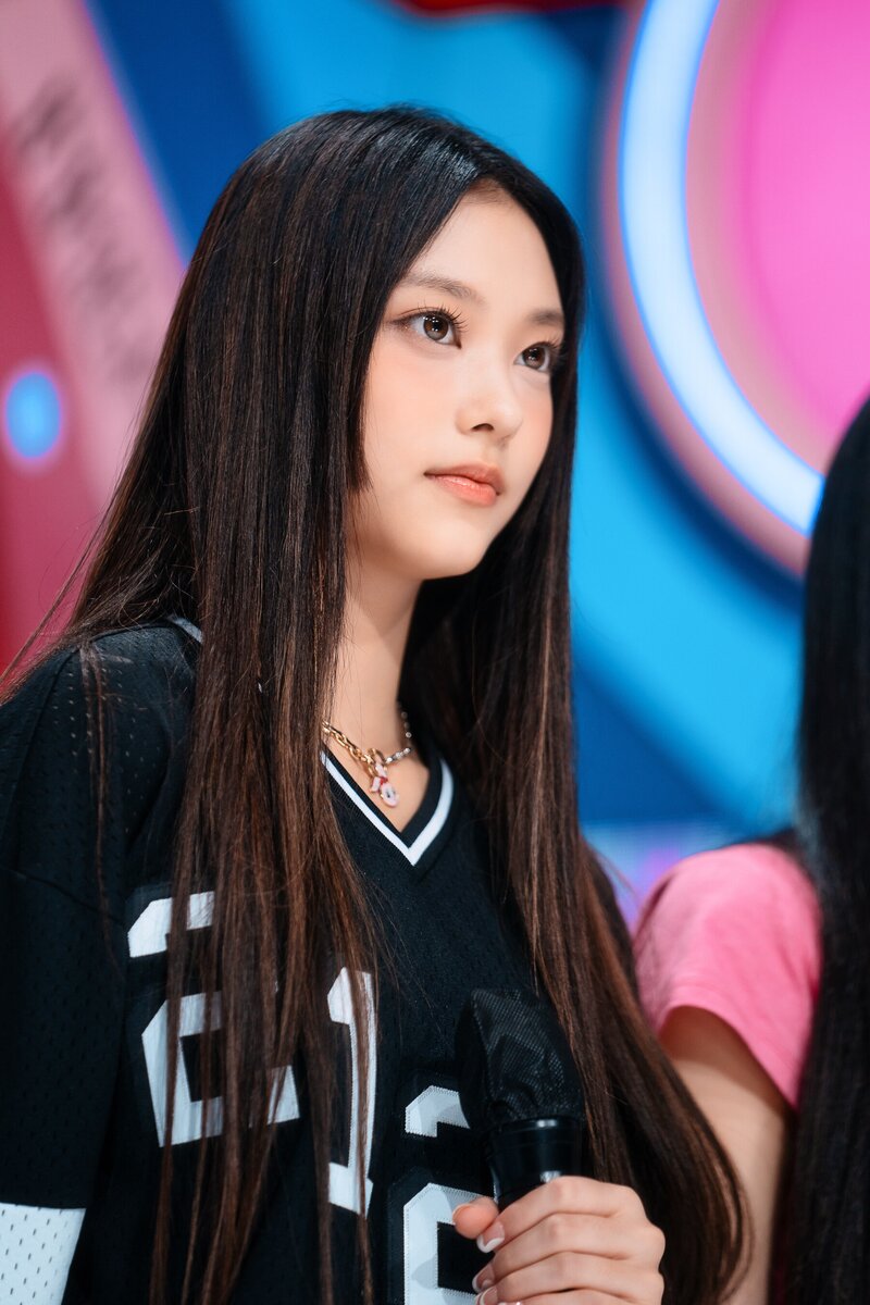 220807 NewJeans Haerin 'Attention' at Inkigayo documents 1