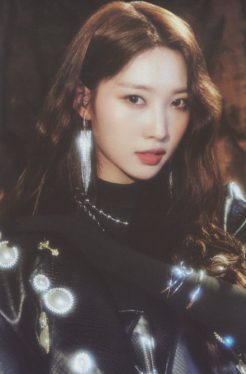 EVERGLOW "Return of the Girls" Album Scans documents 9